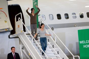 FINALLY HOME: Freed U.S. journalist Laura Ling (top) and her fellow journalist Euna Lee walk down the airplane at the airport in Burbank, California. (Ji Yuan/The Epoch Times) FINALLY HOME: Freed U.S. journalist Laura Ling (top) and her fellow journalist Euna Lee walk down the airplane at the airport in Burbank, California. (Ji Yuan/The Epoch Times)