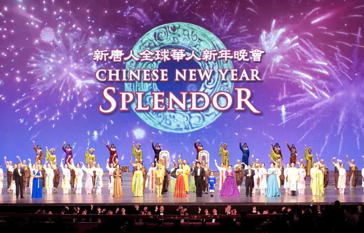 The Shen Yun Performing Arts curtain call at Radio City Music Hall in New York City on Feb. 13, 2010. (Dai Bing/The Epoch Times)
