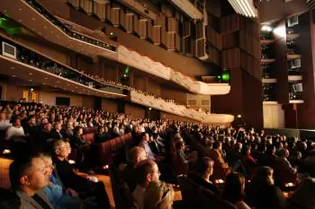 Shen Yun Performing Arts audience members at the ASB Theatre in Auckland, in April 2010. (Jason Jia/The Epoch Times)
