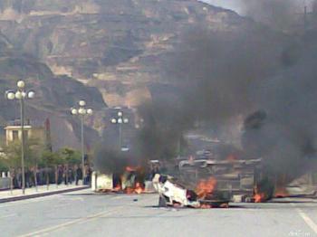 Burning vehicles block the road at the site of the riot. (Photo provided by mainland China Internet surfer) Burning vehicles block the road at the site of the riot. (Photo provided by mainland China Internet surfer)