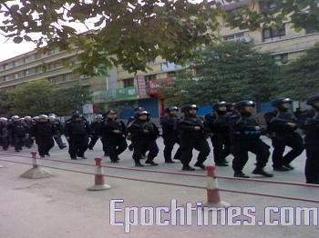 Chinese riot police hurry to the riot scene. (Photo provided by mainland China Internet surfer) Chinese riot police hurry to the riot scene. (Photo provided by mainland China Internet surfer)