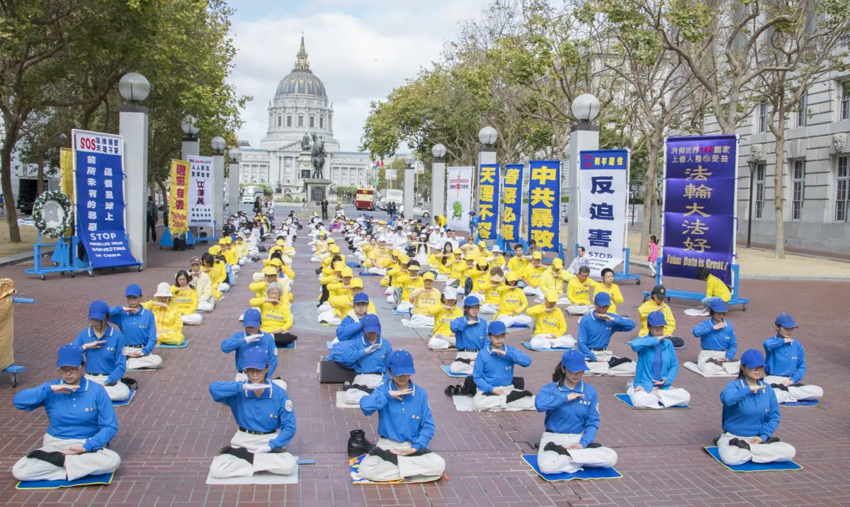 Falun Dafa meditation exercises at the UN Plaza in San Francisco July 18, 2015 (Mark Cao/Epoch Times)