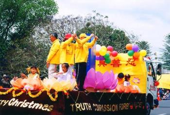 The Falun Dafa entry won first prize for the 'Best Float—Christmas Religious' category in Panmure's parade, 2001. (FalunDafa.org.nz) The Falun Dafa entry won first prize for the 'Best Float—Christmas Religious' category in Panmure's parade, 2001. (FalunDafa.org.nz)