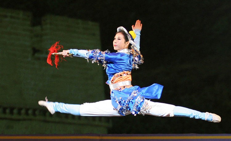 Mulan triumphant in the battlefield, as portrayed in a dance in the 2006 NTDTV New Year Gala performed in Chicago. (The Epoch Times)