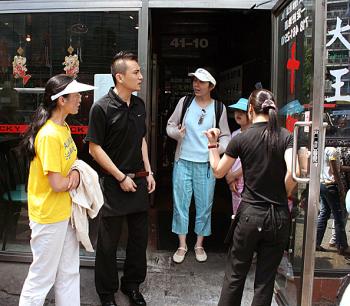 Lucky Joy restaurant staff force Ms. Sun and her friends to leave. (Evan Mantyk/The Epoch Times) Lucky Joy restaurant staff force Ms. Sun and her friends to leave. (Evan Mantyk/The Epoch Times)