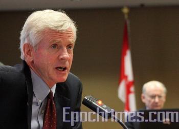Former Secretary of State (Asia-Pacific) David Kilgour speaking at the Ottawa forum on human rights in China, May 27, 2009 (Samira Bouaou/The Epoch Times)