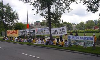 Falun Gong practitioners and supporters gathered in front of the Chinese embassy on July 20, 2009, to call for an end to the persecution of the spiritual practice which has lasted for ten years. (Cindy Chan/The Epoch Times)