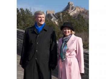 Prime Minister Stephen Harper and his wife, Laureen, tour the Great Wall of China on Dec. 3, 2009.  (Prime Minister's Office)