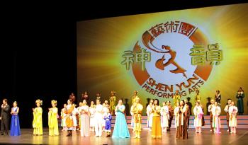 Curtain call at the final show of Shen Yun in Ottawa at the National Arts Centre, Jan. 11, 2010. (Qiumu/The Epoch Times) Curtain call at the final show of Shen Yun in Ottawa at the National Arts Centre, Jan. 11, 2010. (Qiumu/The Epoch Times)