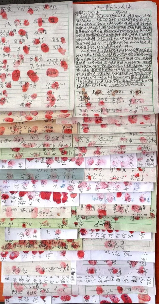 A photo of a petition of 2,000 signatures submitted in November 2012 on behalf of Falun Gong practitioner He Jincui, of Chenzhou City in southern China's Hunan Province. “Did the Communist Party seize another Falun Gong (practitioner)?” asked one woman while signing. “Please hurry up and find more people to sign for her rescue.”