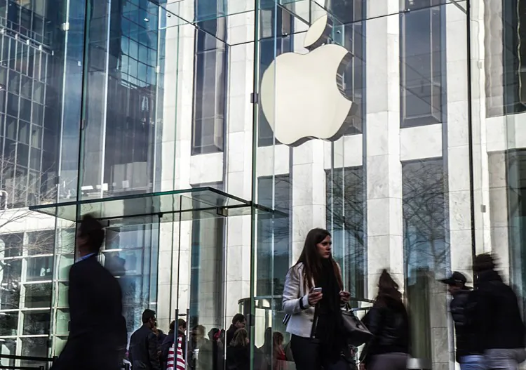 Pedestrians walk by Apple's flagship store on Fifth Avenue in Manhattan on March 27. (Benjamin Chasteen/The Epoch Times)