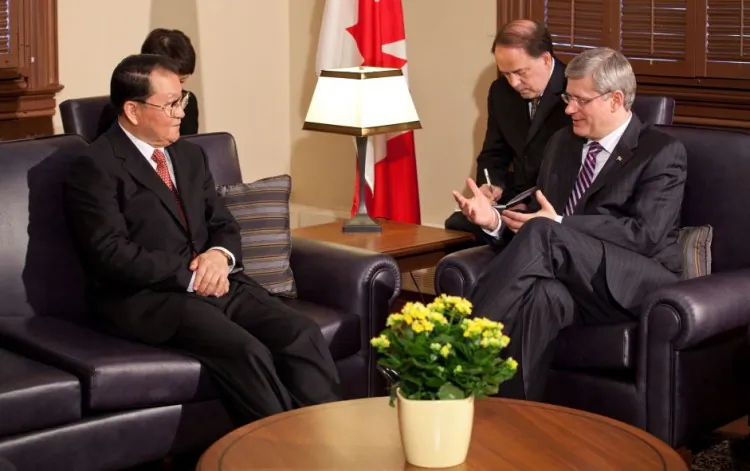 Canadian Prime Minister Stephen Harper meets with Chinese Communist Party propaganda chief Li Changchun in Ottawa on April 19. (Jill Thompson/PMO)