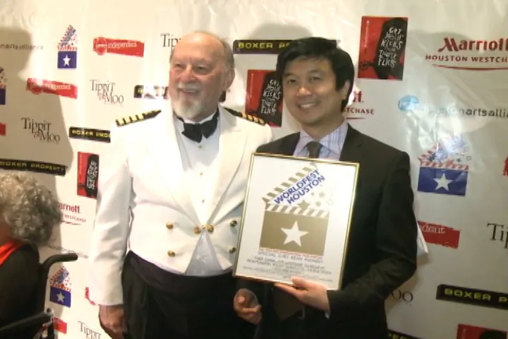 Producer of the film Kean Wong (R) stands with the Houston International Film Festival director Hunter Todd after receiving the award. (freechinamovie.com)
