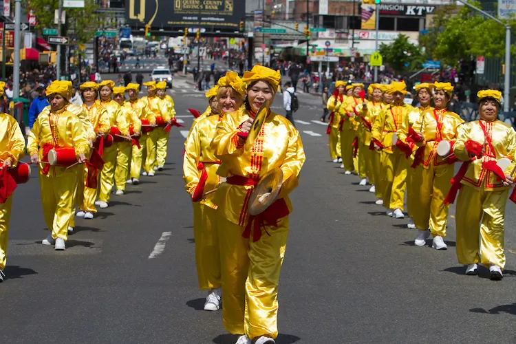 Falun Gong partitioners participate in a parade on April 28, commemorating 13 years since the first major appeal against the persecution of Falun Gong on April 25, 1999. (Benjamin Chasteen/The Epoch Times)