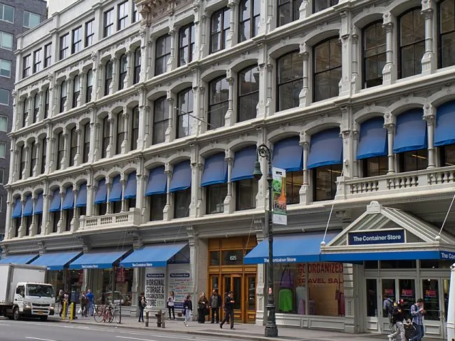 The retail condominuim 141-145 Fifth Avenue, in the Flatiron District, which recently sold for $46 million and houses Cole Haan and HSBC Bank. (Benjamin Chasteen/The Epoch Times)