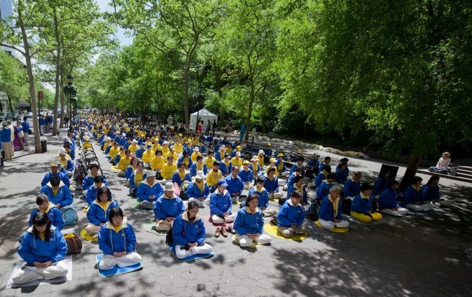 Hundreds of Falun Dafa practitioners meditate in front of the UN buildings in New York City. Hundreds of Falun Dafa practitioners meditate in front of the UN buildings in New York City.