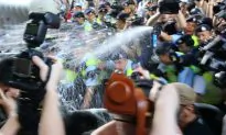 Police Pepper Spray Protestors During Hu Jintao’s Hong Kong Visit