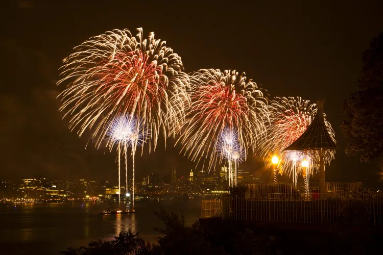 July 4 fireworks explode over the Hudson River as the Manhattan skyline is in the background.(Edward Dai/The Epoch Times)
