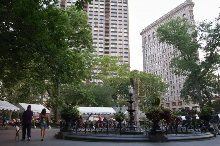 The fountain at Madison Square Park with the Flatiron building in the foreground in Manhattan on July 16. (Benjamin Chasteen/The Epoch Times)