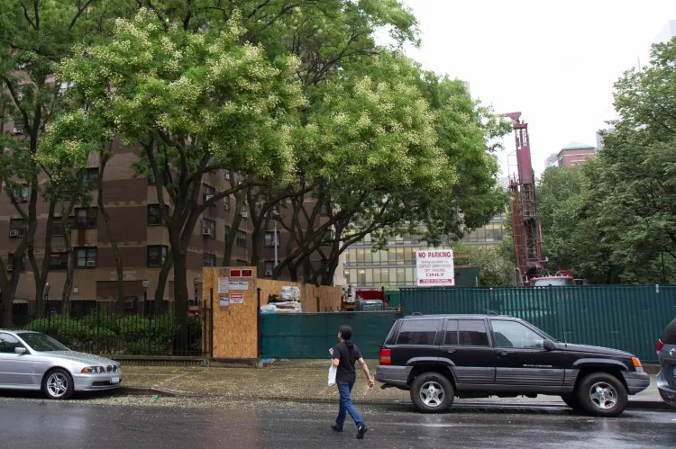 The site of the proposed micro-apartment building at 335 E. 27th St., in Manhattan. (Benjamin Chasteen/The Epoch Times)