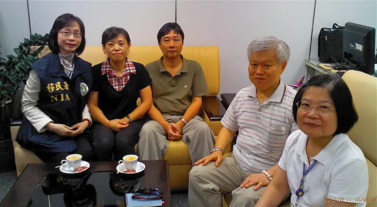 Chung Ting-pang (third from left) sitting with family after his release. (Taiwanese Straits Exchange Foundation)