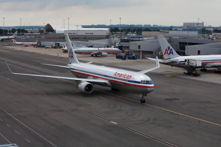 An American Airlines plane prepares for takeoff at the JFK airport on Aug. 14 in New York City. (Benjamin Chasteen/The Epoch Times)