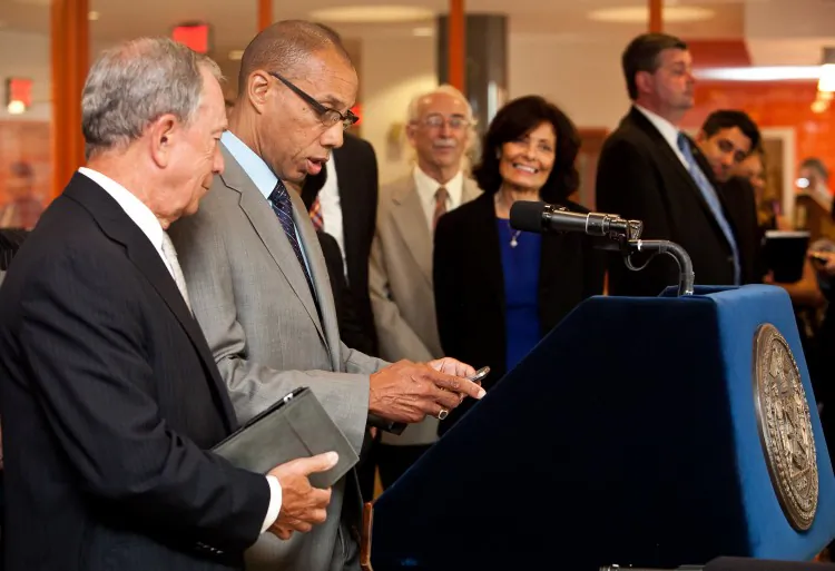 Schools Chancellor Dennis Walcott signs up for the New York City's text messaging system. (Amal Chen/The Epoch Times)