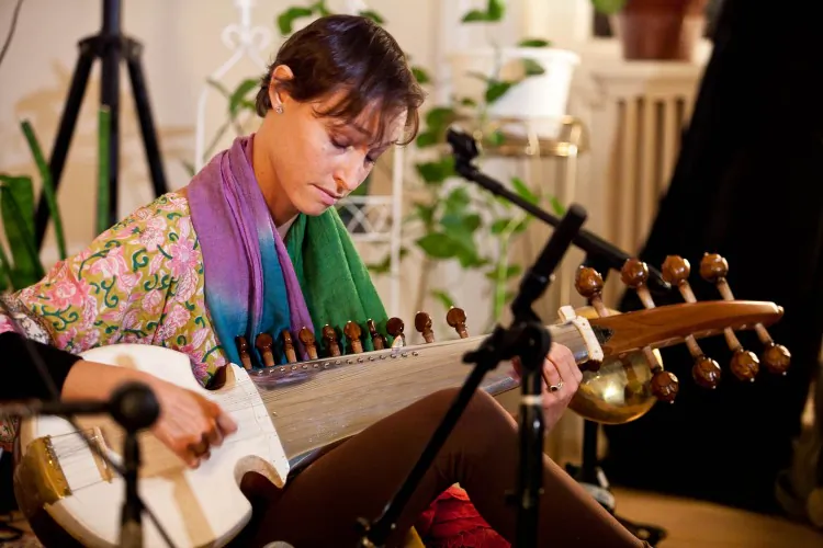 Grammy-nominated performer and recording artist Camila Celin playing the sarod, an Indian classical instrument, at Chandayan’s Ragas for Truth, Compassion, and Tolerance, Sept. 28 in New York. (Amal Chen/The Epoch Times)