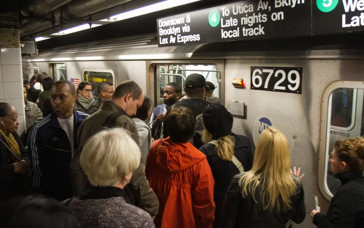 Commuters board a crowded No. 6 train heading to Grand Central Terminal during rush hour on Oct. 8 in New York. (Benjamin Chasteen/The Epoch Times)