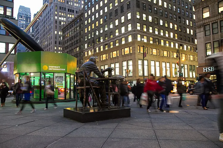 The sculpture "The Garment Worker" by Judith Weller at the corner of 39th St. and 7th Ave. in the Garment District of Manhattan on Oct. 17. (Benjamin Chasteen/The Epoch Times)