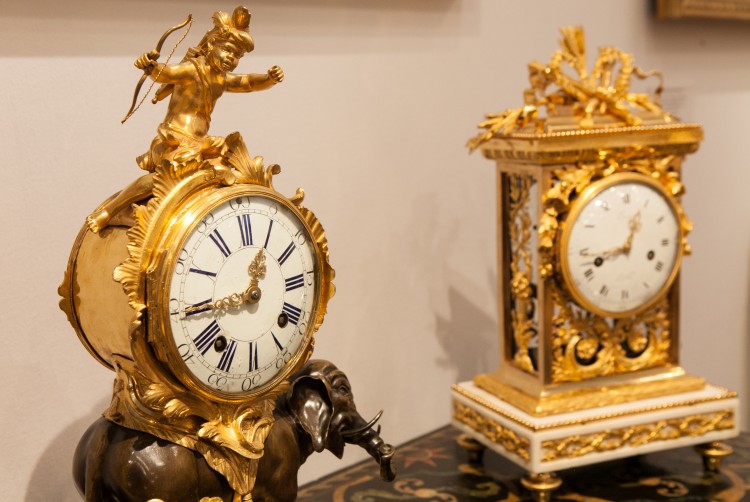 Antique clocks at the Frank Partridge booth. (Amal Chen/The Epoch Times)