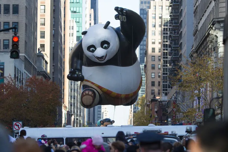 Erick Valdez (R) with his friend at the the Macy's Thanksgiving Day Parade on Nov. 23, 2012 in New York City. (Benjamin Chasteen/The Epoch Times)