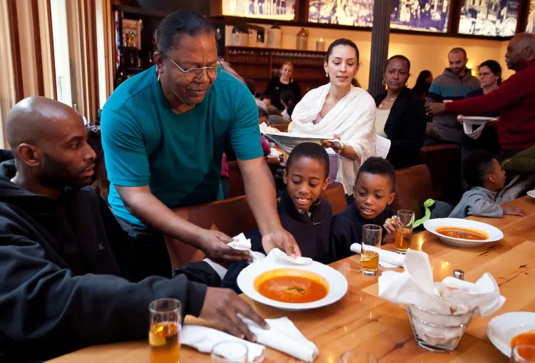 Mayor Michael Bloomberg visits the annual Christmas Eve lunch for the homeless at City Hall Restaurant on Dec. 24. (Samira Bouaou/Epoch Times Staff)