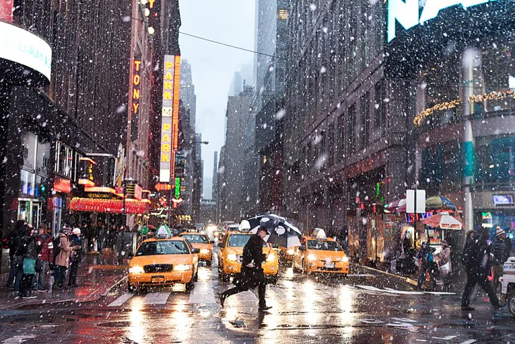 A man runs for the green light in the Times Square area in New York City on Dec. 26, 2012. (Samira Bouaou/The Epoch Times)