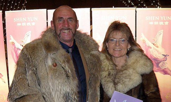 Professional Photographer Enjoys Shen Yun Christmas Gift