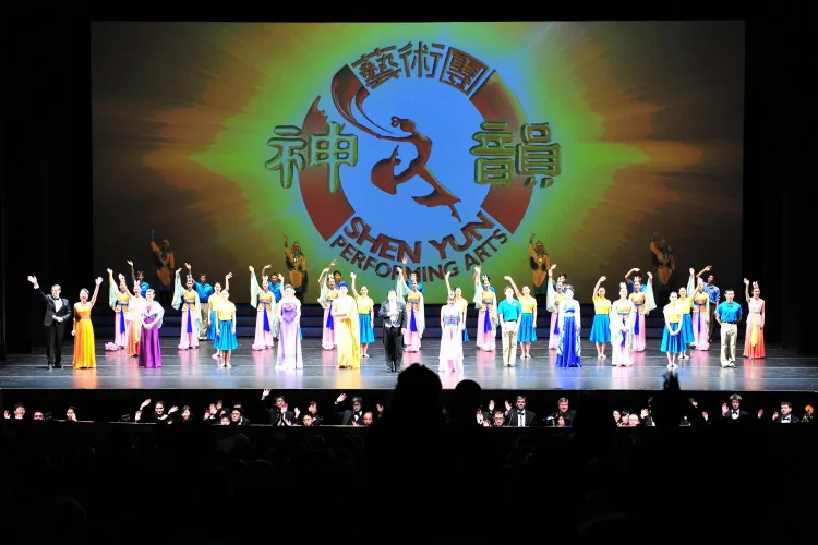Shen Yun performers take a curtain call at the Saturday matinee show at Queen Elizabeth Theatre in Vancouver on Jan. 12, 2013. (Jing Hao/The Epoch Times)