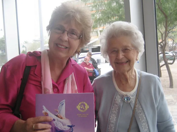 Bonnie Wolfgang, who is the principal bassoonist with the Phoenix Symphony, attends Shen Yun with her 91-year-old mother. (Jana Li/The Epoch Times)