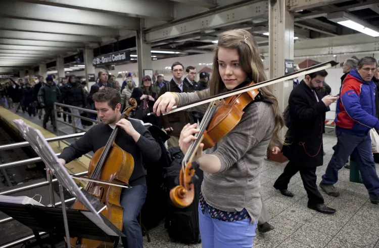 A woman takes a moment to stop and listen to the music. (Samira Bouaou/The Epoch Times)