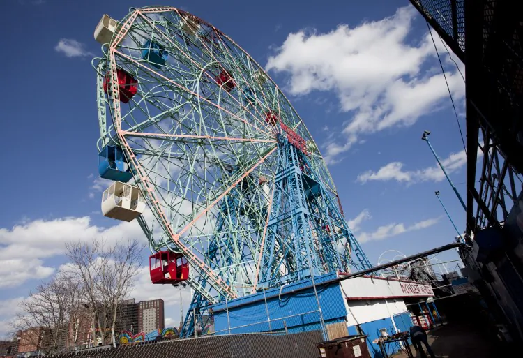 The Wonder Wheel Ferris Wheel among other rides. (Samira Bouaou/The Epoch Times)