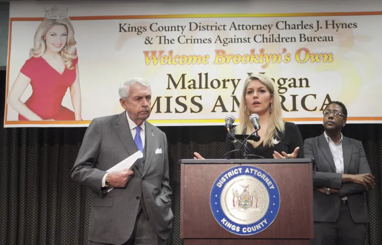 Miss America 2013 Mallory Hagan reads a story to children, including victims of sexual abuse. (Deborah Yun/Epoch Times)