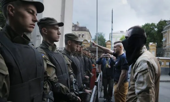 Hundreds of Ukrainian Right-Wingers Rally Against Kiev Govt