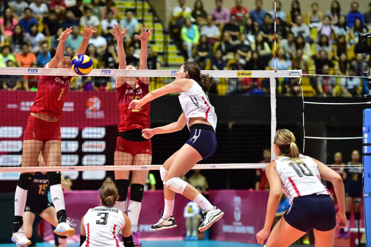 USA’s Kelly Murphy’s spike gets blocked by 199cm tall Xinyue Yuan of China during their FIVB World Grand Prix preliminary competition match at the Coliseum Hong Kong on Saturday July 18, 2015. China went on to win the game 15-12 in the 5th set. (Bill Cox/Epoch Times)