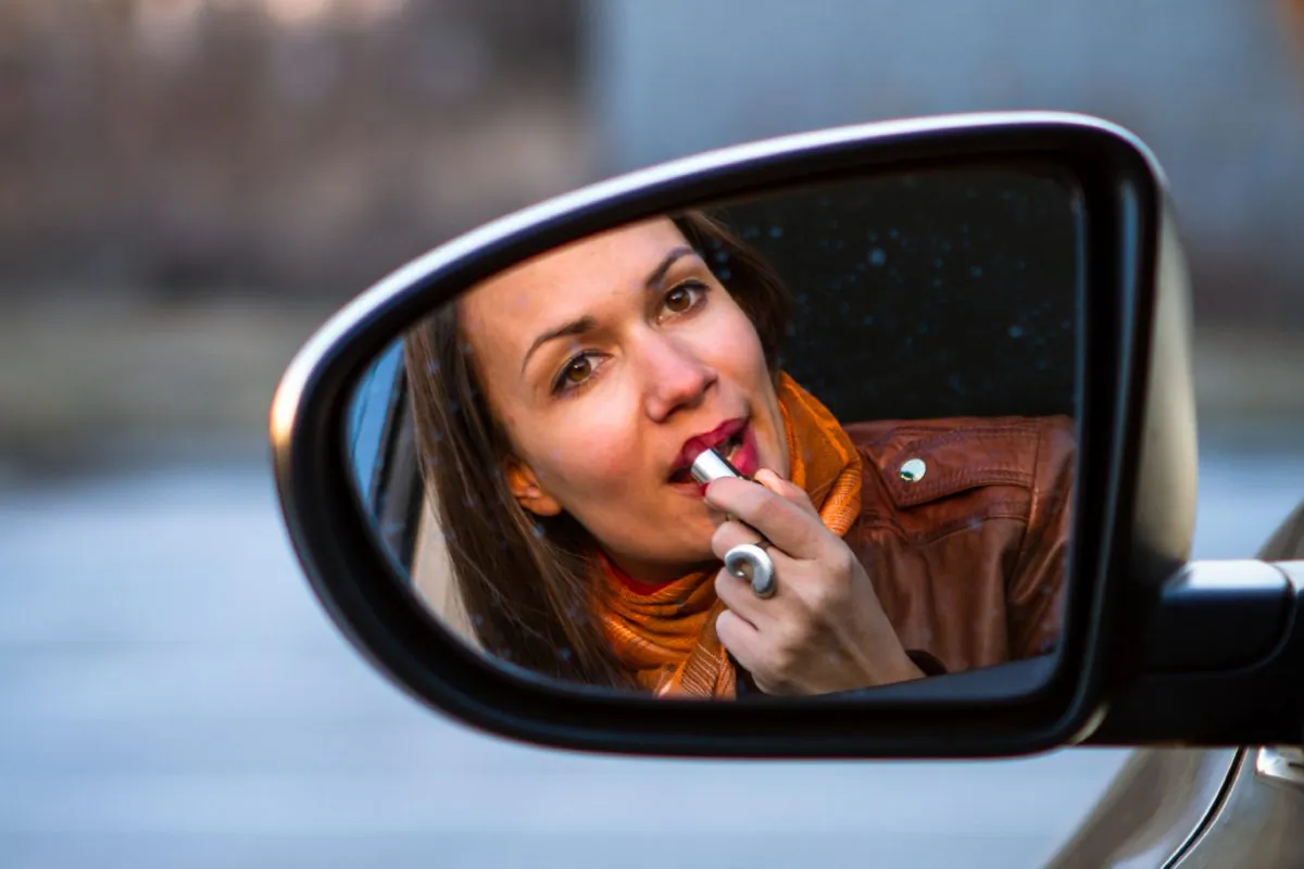 Scientists say that distraction affects our actions differently than our perceptions. (spflaum1/iStock)
