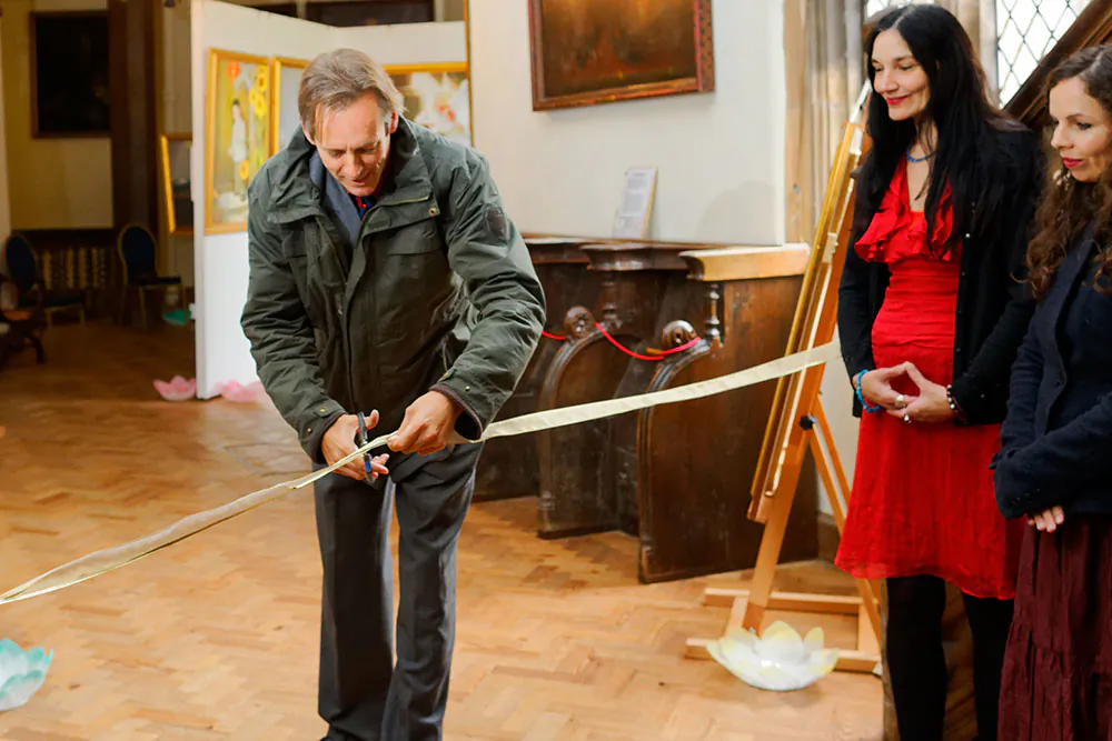 Charles Berkeley opens The Art of Zhen Shan Ren International Exhibition at Berkeley Castle, Berkeley, Gloucestershire. The castle has been in the Berkeley family for over 900 years, making it the oldest inhabited castle in Britain. Mr. Berkeley is the twenty-seventh generation of the family. He is castle director and heir to the castle. (Graham & Julie Harris)