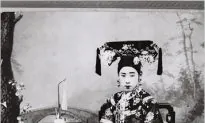The Manchu Woman From Head to Toe