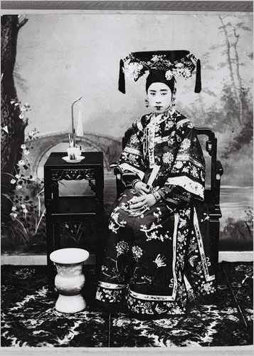 Manchu women were known for their impressive coiffure as well as for their long embroidered gowns, loosly fitting and hanging down from the body. (National Museum of China)