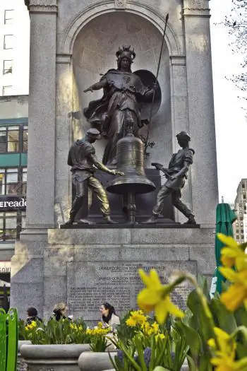 MINERVA - GODDESS OF WISDOM: A monument honoring newspaper man James Gordon Bennett in Herald Square features bronze statues of the Roman goddess Minerva in front of a bell, flanked by two bell ringers atop a Milford pink granite pedestal.  (Phoebe Zheng/The Epoch Times )