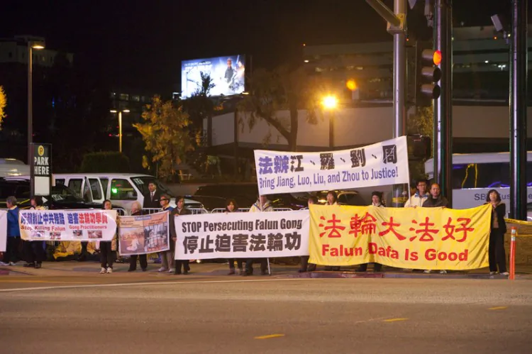 The yellow banner says "Falun Dafa is Good." (The Epoch Times)