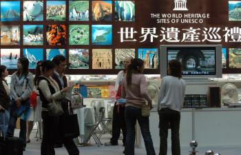 Vistors walk past a book vendor during the book exhibition in Taipei, 16 February 2005. The 19th Taipei International Book Exhibition (TIBE) is now accepting registrations for 2011. (sam Yeh/Getty Images )
