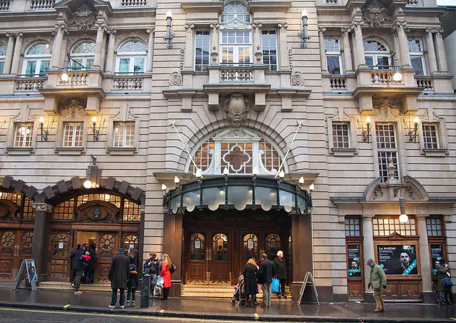 The London Coliseum is pictured in April 2012. (Roger Luo/ Da Ji Yuan/The Epoch Times)